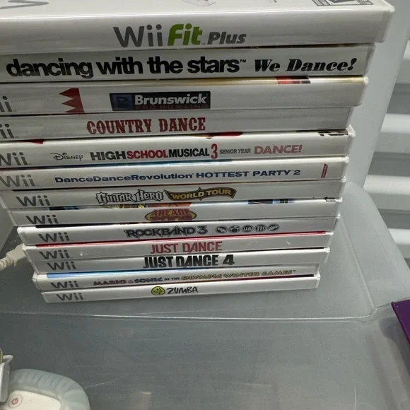 Nintendo Wii Console Set with White Controllers and Games - Picture 4 of 6